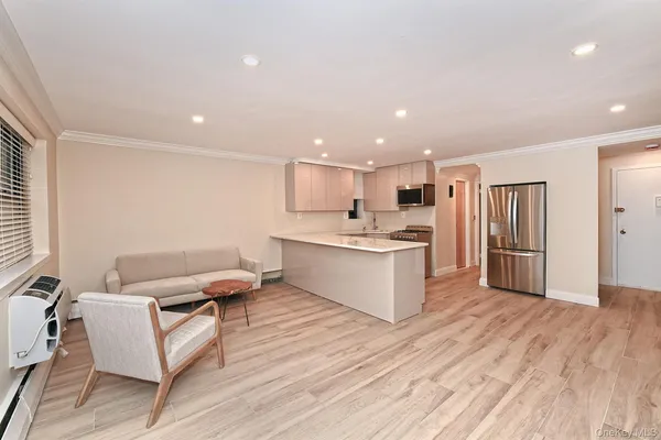 $2,950 | 80 Lincoln Avenue, Unit A6, Rockville Centre, NY 11570