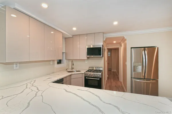 $2,950 | 80 Lincoln Avenue, Unit A6, Rockville Centre, NY 11570