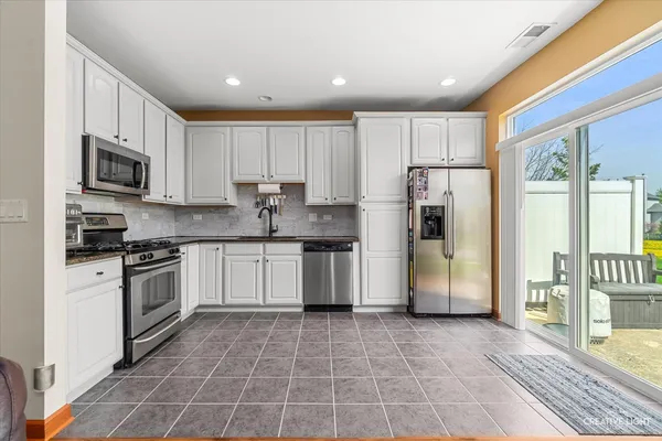 $345,000 | 407 Bluegrass Parkway, Oswego, IL 60543