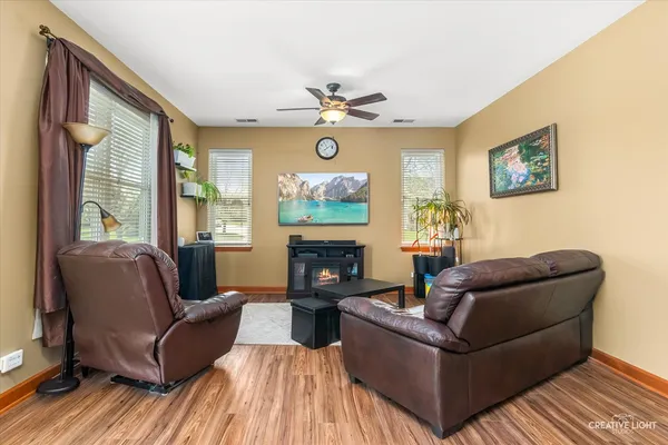 $345,000 | 407 Bluegrass Parkway, Oswego, IL 60543