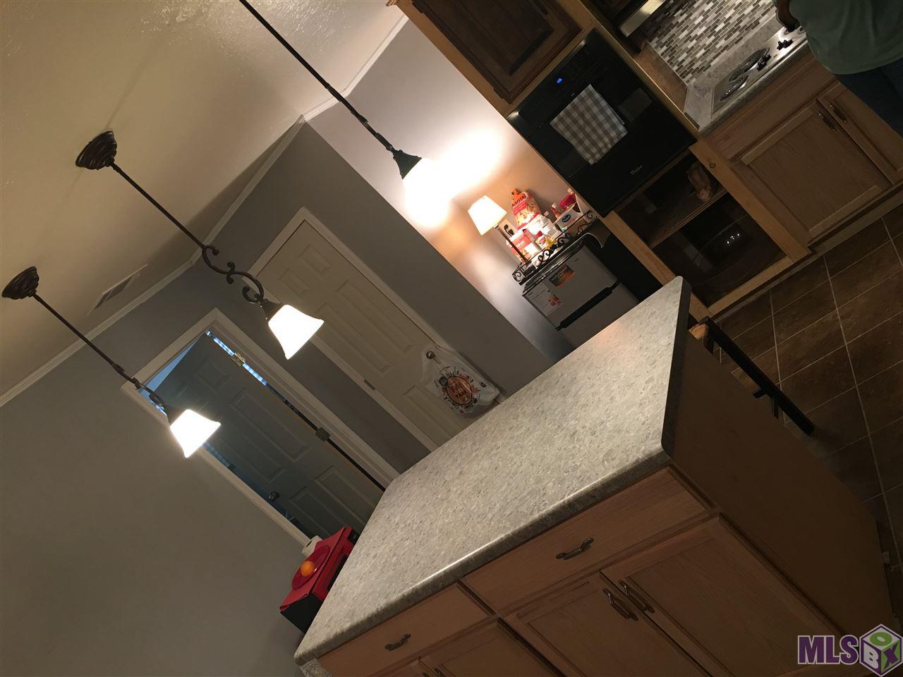 6735 Winbourne Avenue Baton Rouge, LA 70805 - Photo 3 of 8 Kitchen w/ island