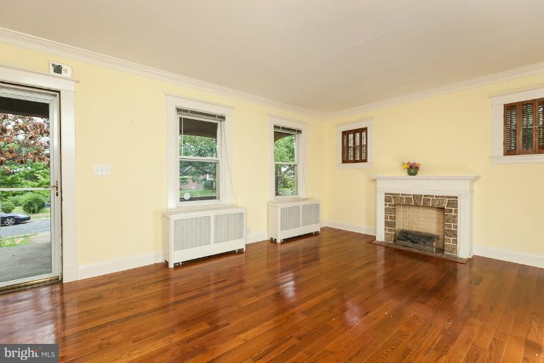 4411 Harcourt Road Baltimore, MD 21214 - Photo 1 of 30 Living Room