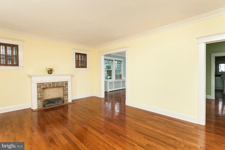 4411 Harcourt Road Baltimore, MD 21214 - Photo 14 of 30 Living Room