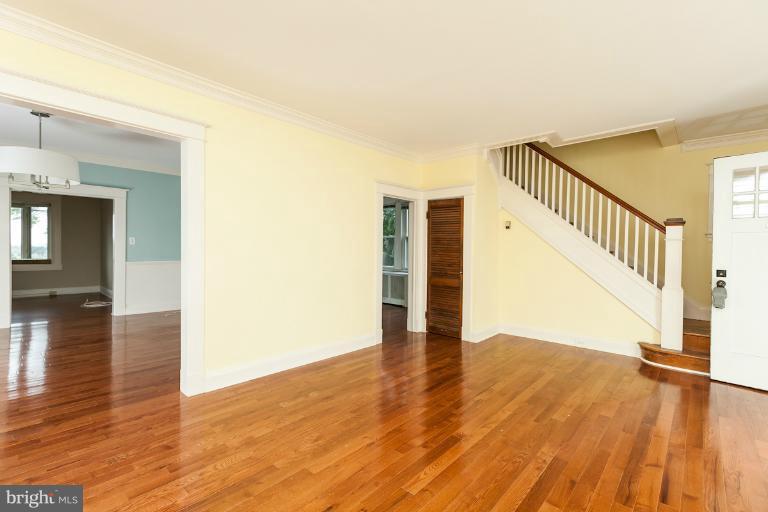 4411 Harcourt Road Baltimore, MD 21214 - Photo 20 of 30 Living Room