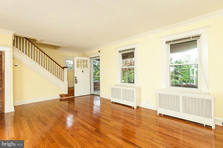 4411 Harcourt Road Baltimore, MD 21214 - Photo 24 of 30 Living Room