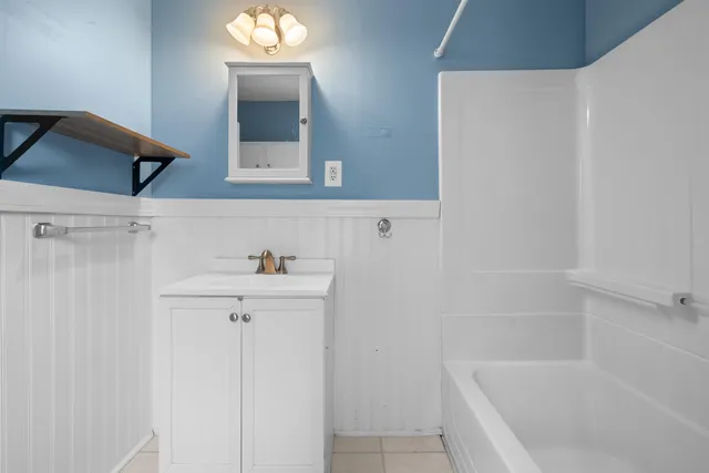 $2,100 | 106 Bismark Street, Manchester, NH 03102