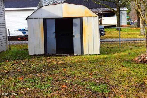 a view of a house with backyard