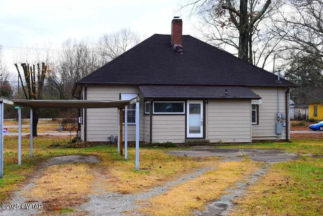 a view of a house with a backyard