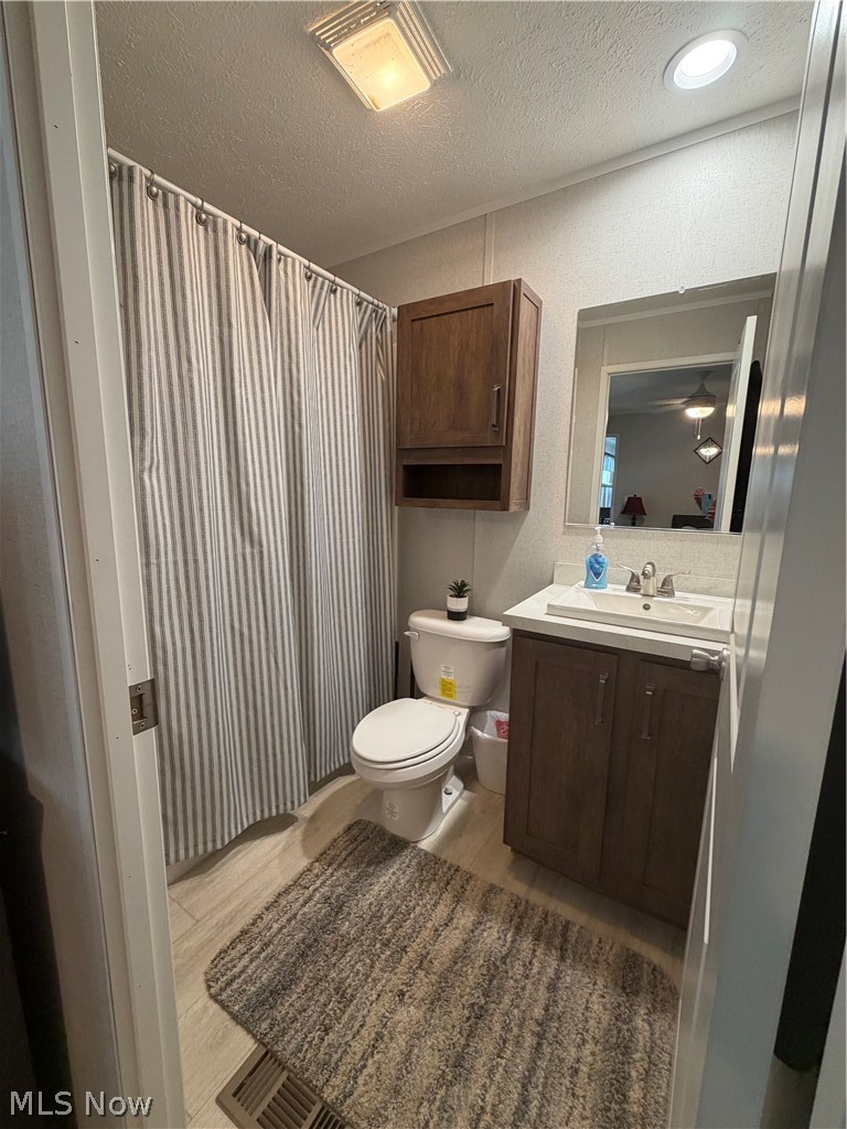 4341 Riverview Road, Unit 62 Peninsula, OH 44264 - Photo 12 of 16 Full bathroom w/ direct access of main bedroom