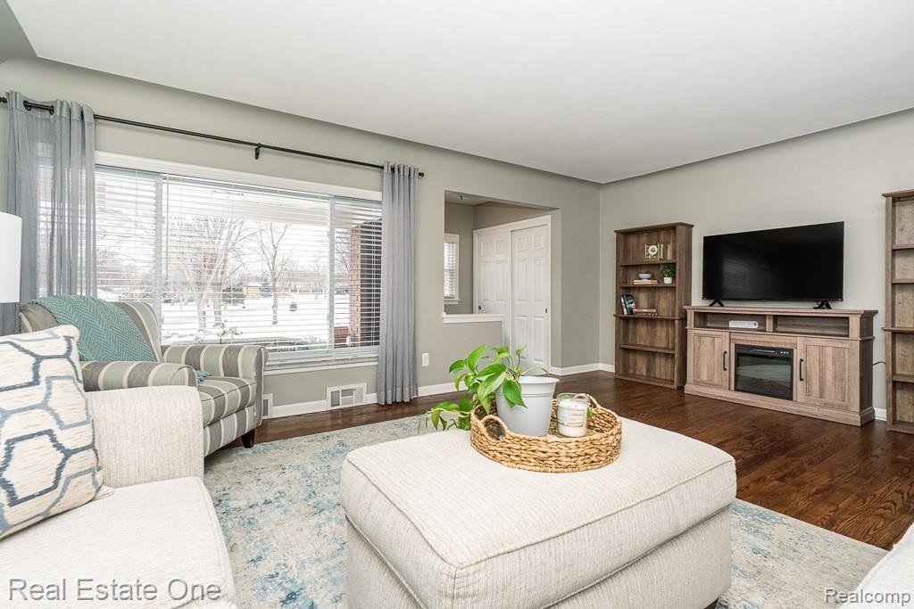 395 Wimpole Drive Rochester Hills, MI 48309 - Photo 2 of 20