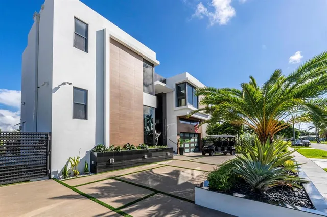 $5,400,000 | 2581 Northeast 50th Street, Lighthouse Point, FL 33064