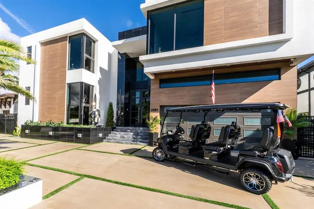 $5,400,000 | 2581 Northeast 50th Street, Lighthouse Point, FL 33064