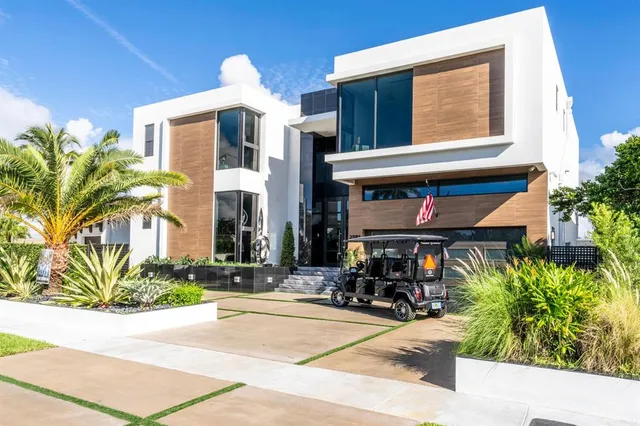 $5,400,000 | 2581 Northeast 50th Street, Lighthouse Point, FL 33064