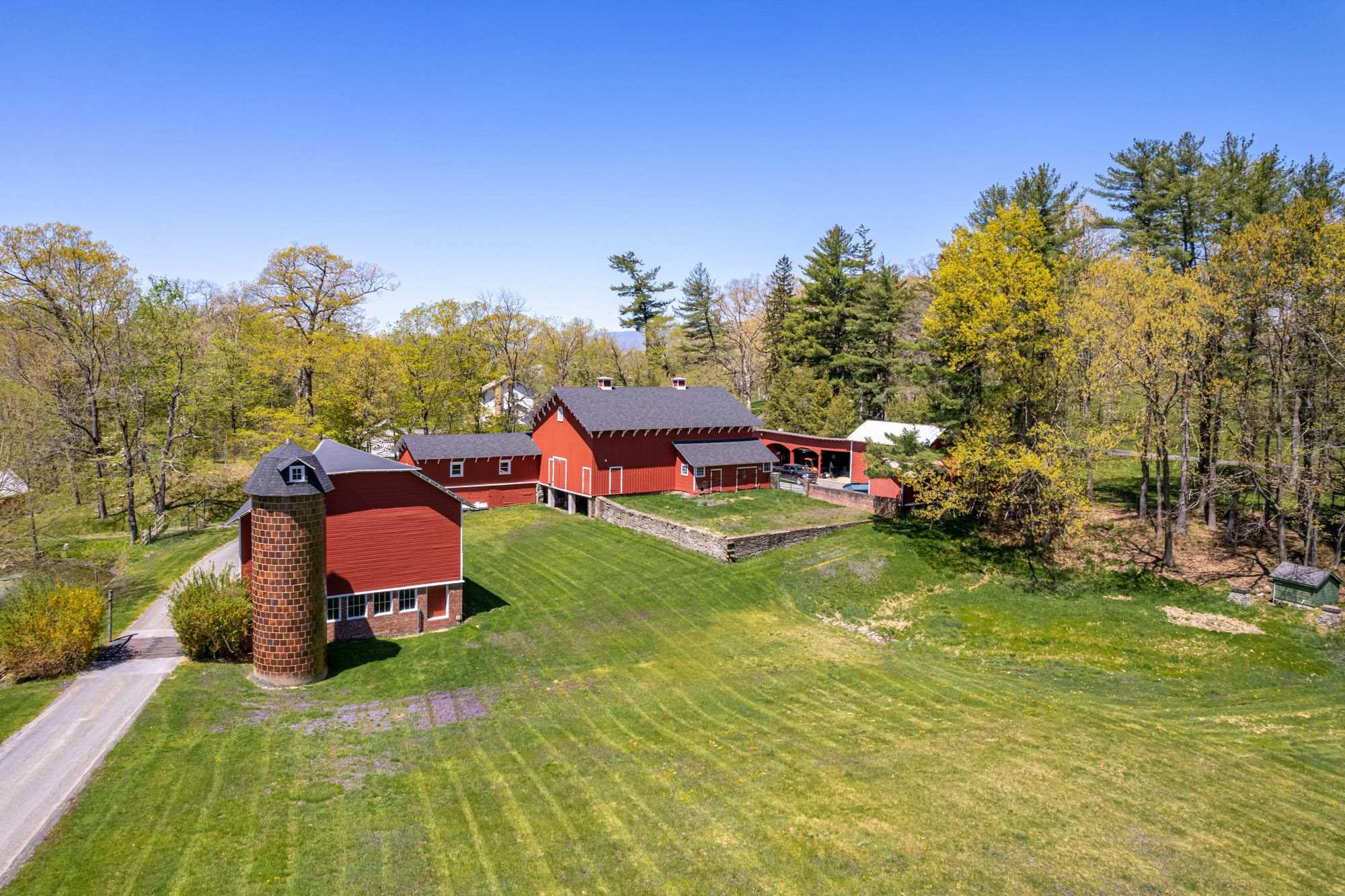 124 Eden Knoll Red Hook, NY 12571 - Photo 38 of 40 a backyard of a house with table and chairs