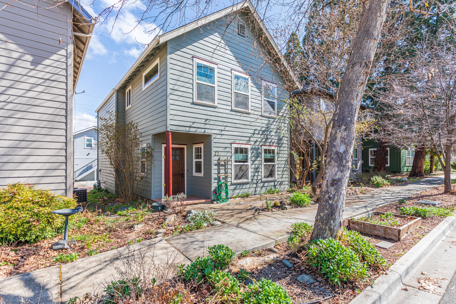 Wonderful 3 bedroom, 2.5 bathroom home located in beautiful Talent, Oregon neighborhood.
