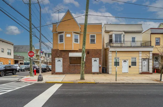 $2,200 | 378 Avenue C, Unit 2, Bayonne, NJ 07002