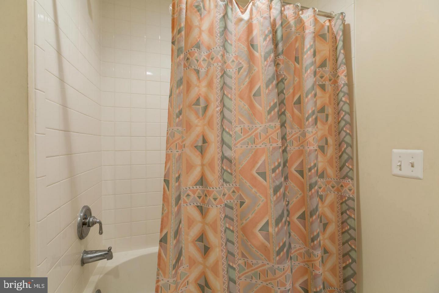 8857 Ashgrove House Lane Vienna, VA 22182 - Photo 20 of 34 Second bathroom with a tub.