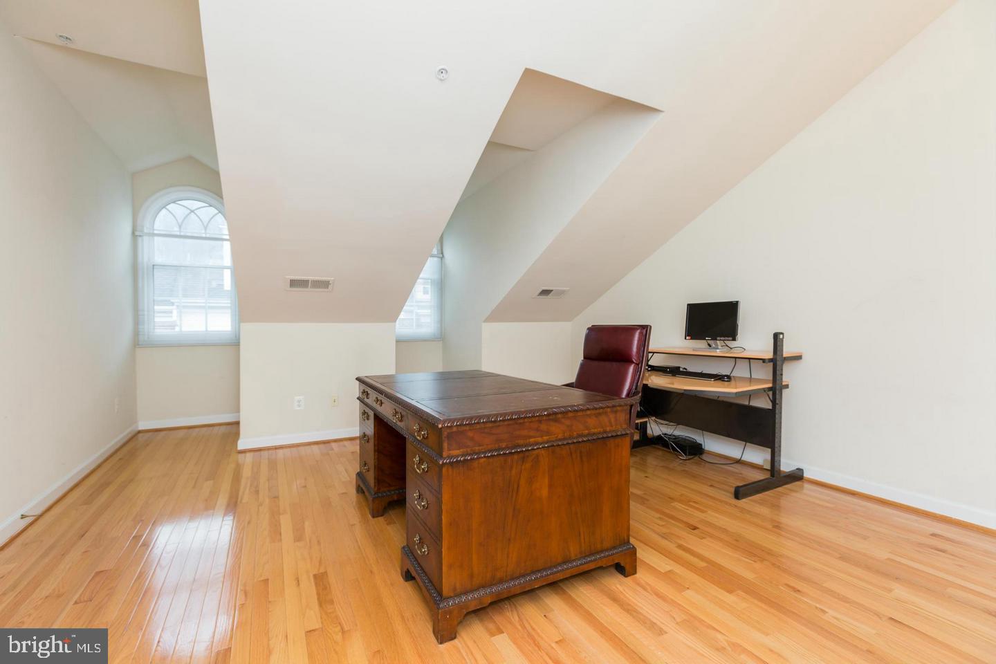 8857 Ashgrove House Lane Vienna, VA 22182 - Photo 22 of 34 3rd floor sweet.