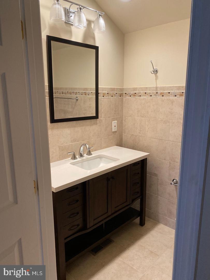 8857 Ashgrove House Lane Vienna, VA 22182 - Photo 24 of 34 3rd-floor bathroom