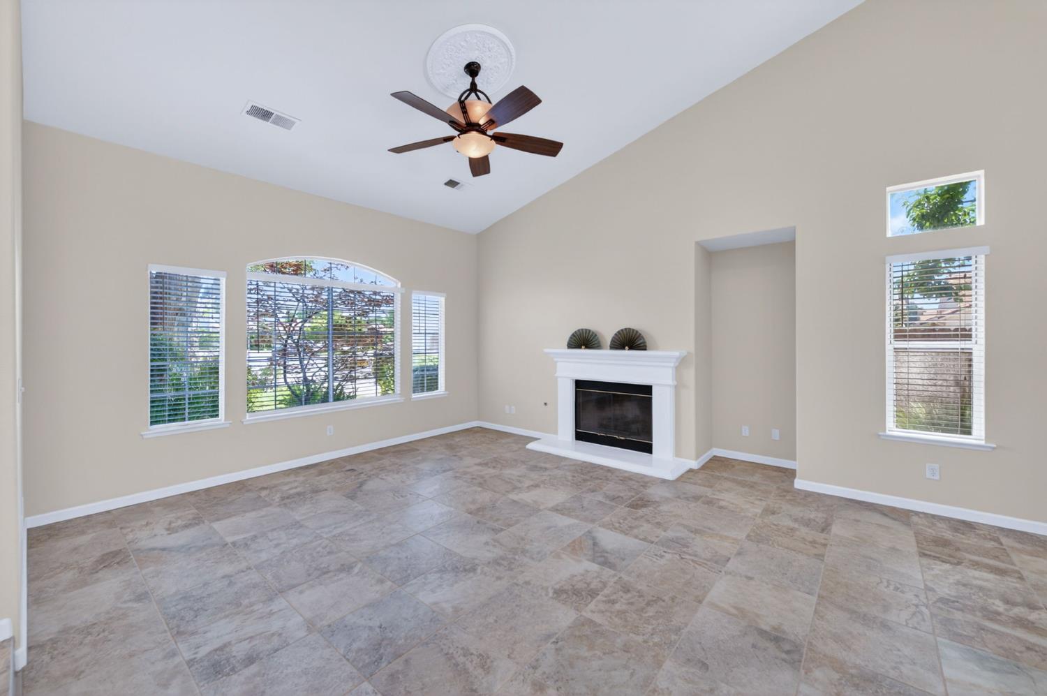 794 Applegate Avenue Clovis, CA 93611 - Photo 4 of 28