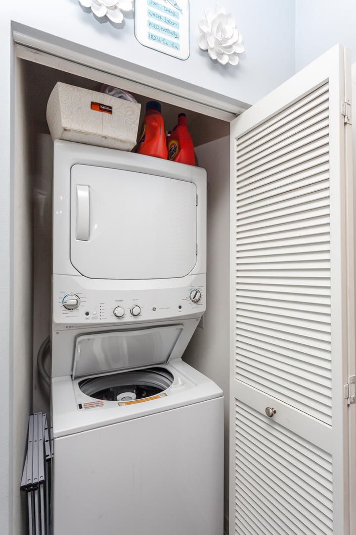 1228 West Monroe Street, Unit 407 Chicago, IL 60607 - Photo 13 of 15 a utility room with dryer and washer