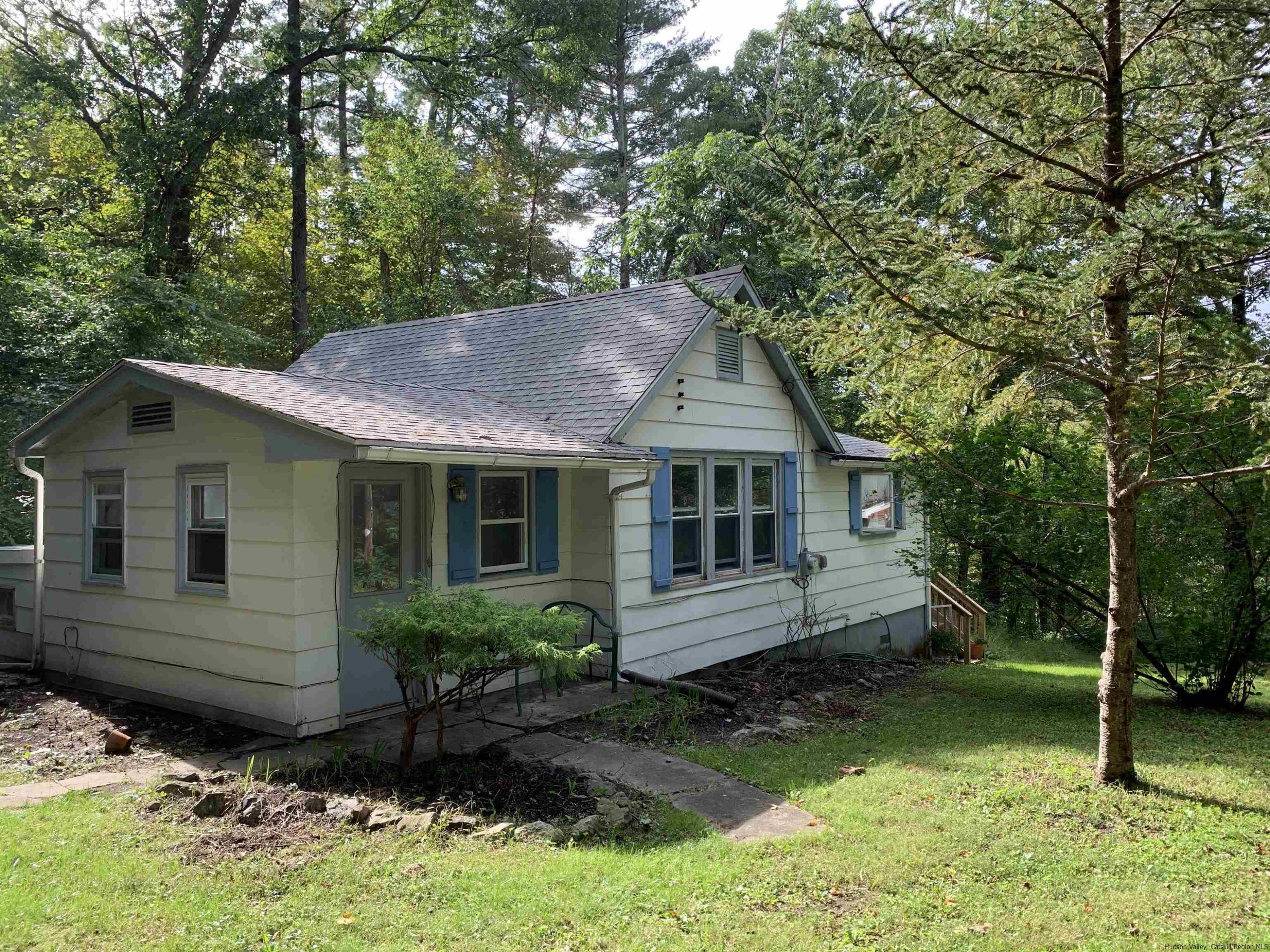 a view of a house with a yard
