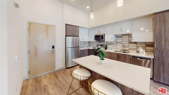 $3,913 | 950 East 3rd Street, Unit 2507, Los Angeles, CA 90013