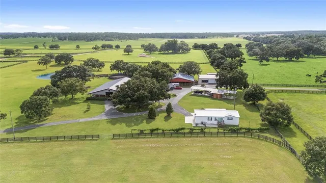 a view of a house with backyard and garden
