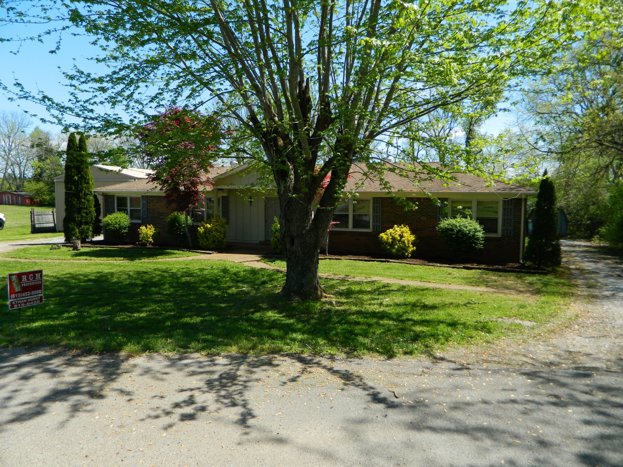2178 North Ranch Road Murfreesboro, TN 37129 - Photo 2 of 8 a front view of a house with garden