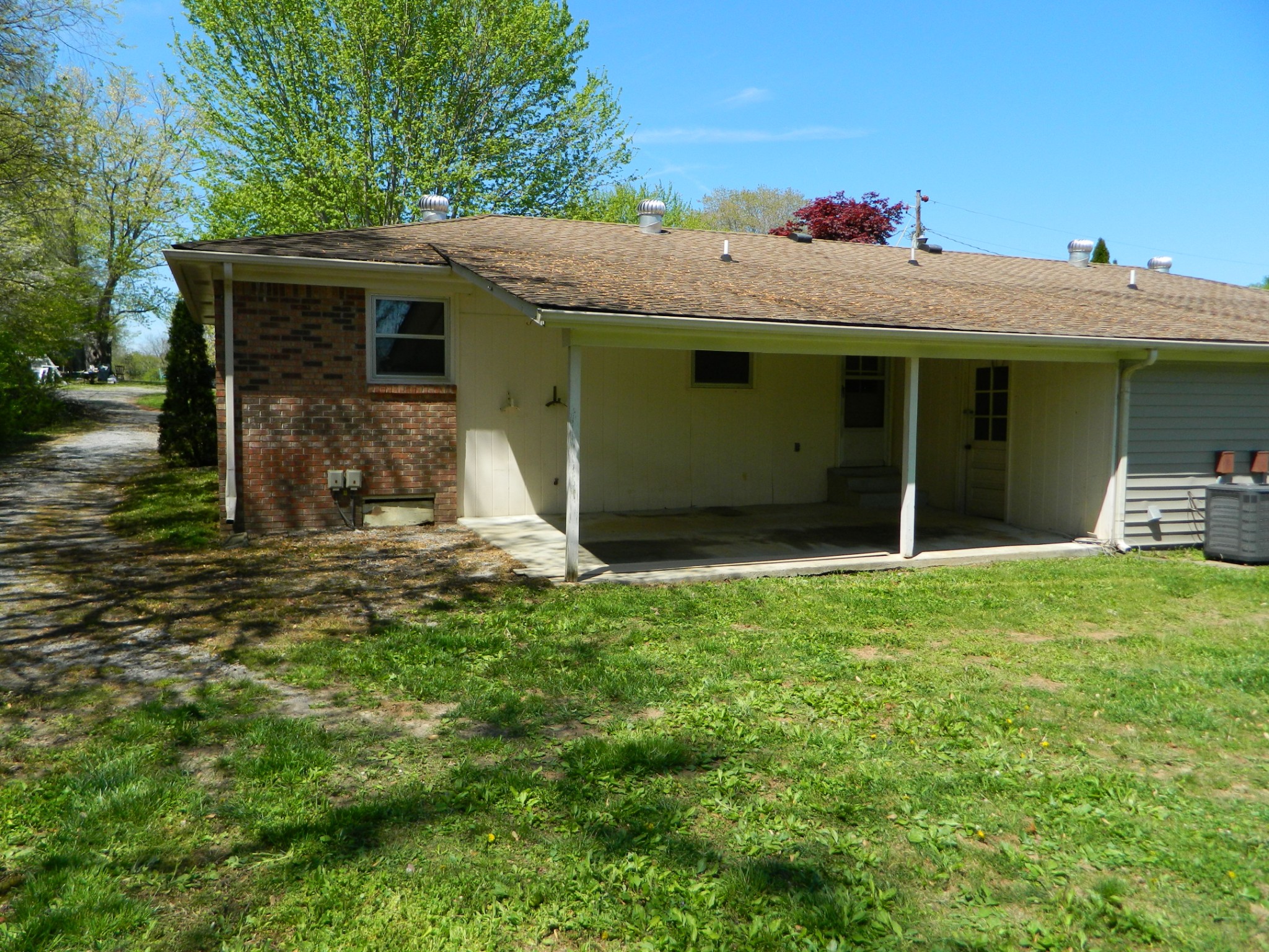 2178 North Ranch Road Murfreesboro, TN 37129 - Photo 6 of 8 front view of a house with a yard