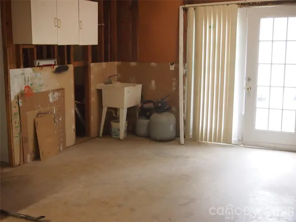 an empty room with windows and closet