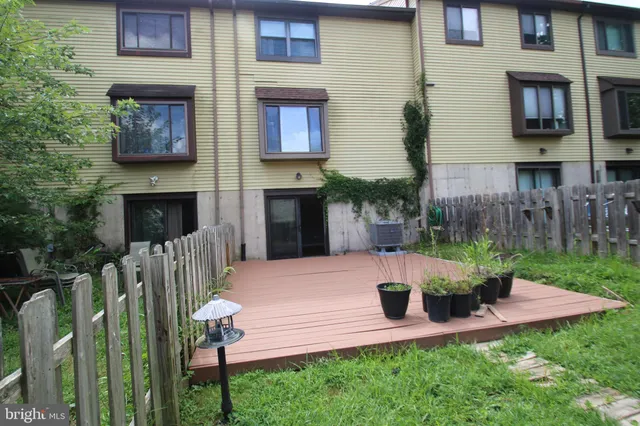 a view of a house with backyard and furniture