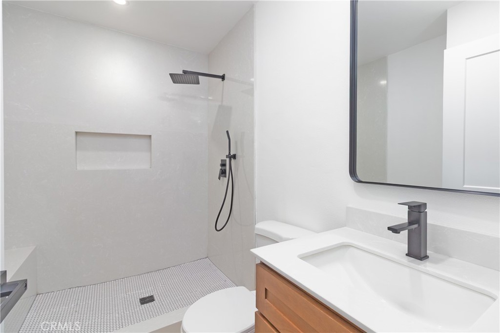 1431 North Eucalyptus Avenue Rialto, CA 92376 - Photo 36 of 41 master bathroom