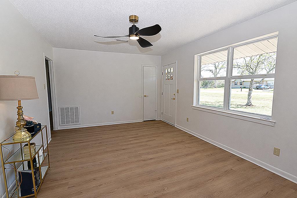 5924 Henry Mouring Road Dothan, AL 36305 - Photo 3 of 21 Living Room