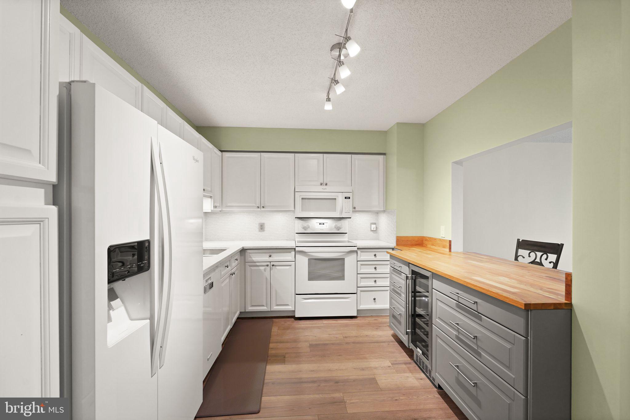 19385 Cypress Ridge Terrace, Unit 522 Leesburg, VA 20176 - Photo 5 of 33 a kitchen with a sink stove and refrigerator
