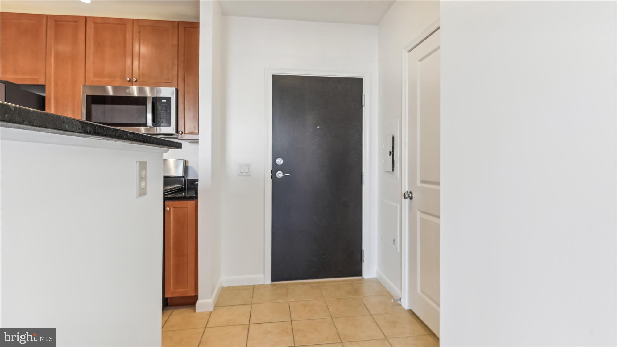 851 North Glebe Road, Unit 1016 Arlington, VA 22203 - Photo 3 of 41 Entry