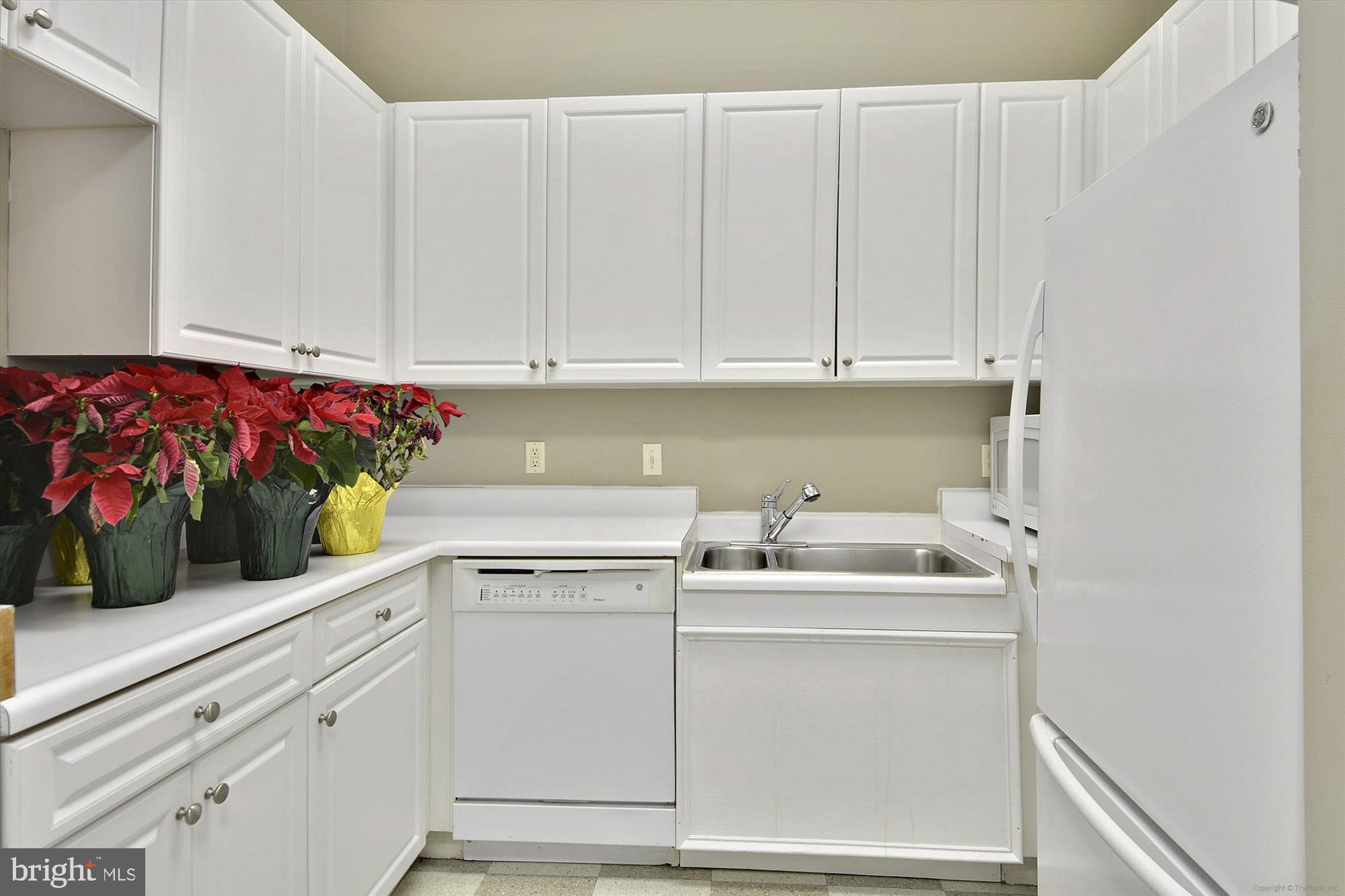 851 North Glebe Road, Unit 1016 Arlington, VA 22203 - Photo 38 of 41 The Continental Party Kitchen