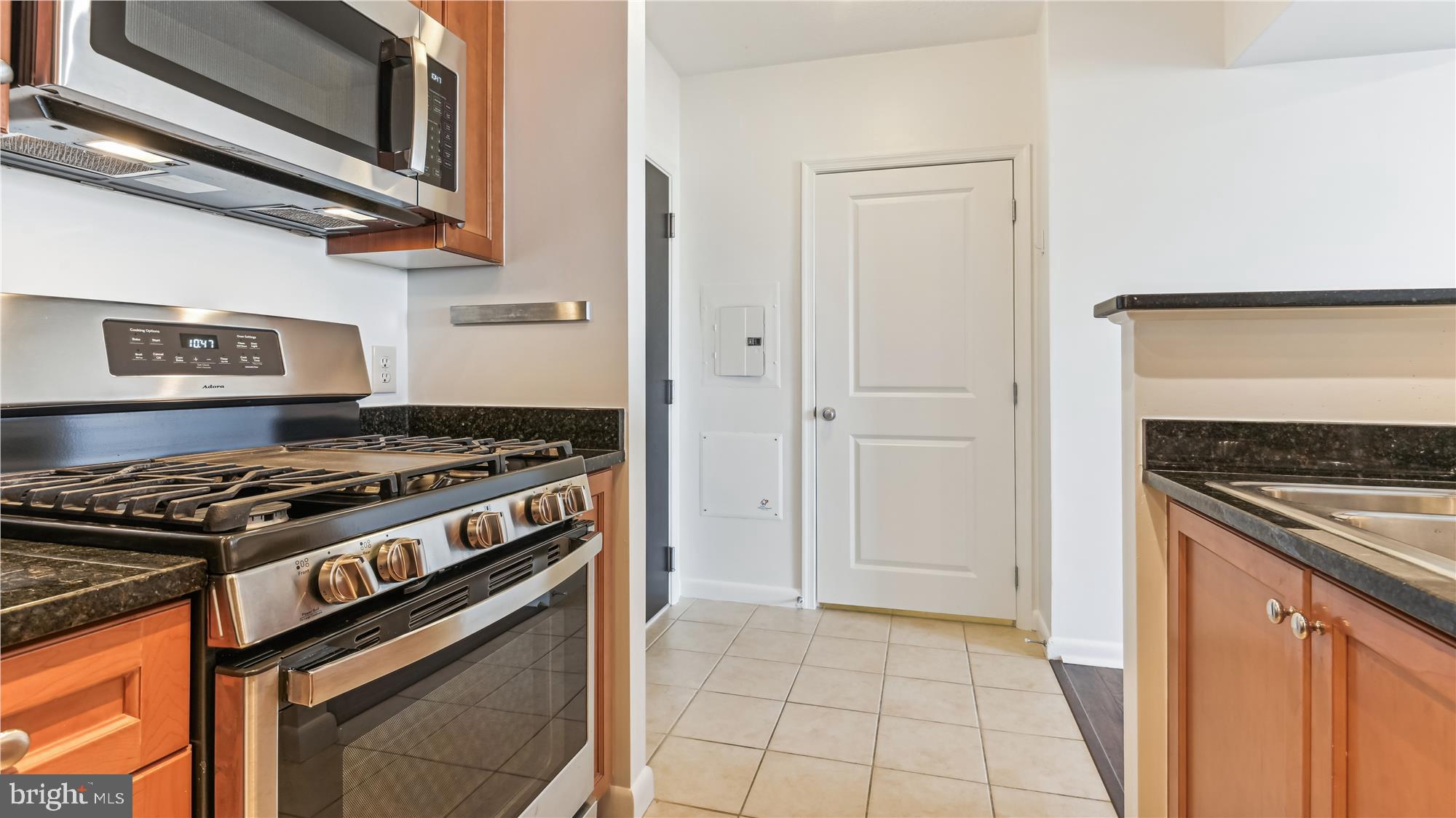 851 North Glebe Road, Unit 1016 Arlington, VA 22203 - Photo 5 of 41 Kitchen