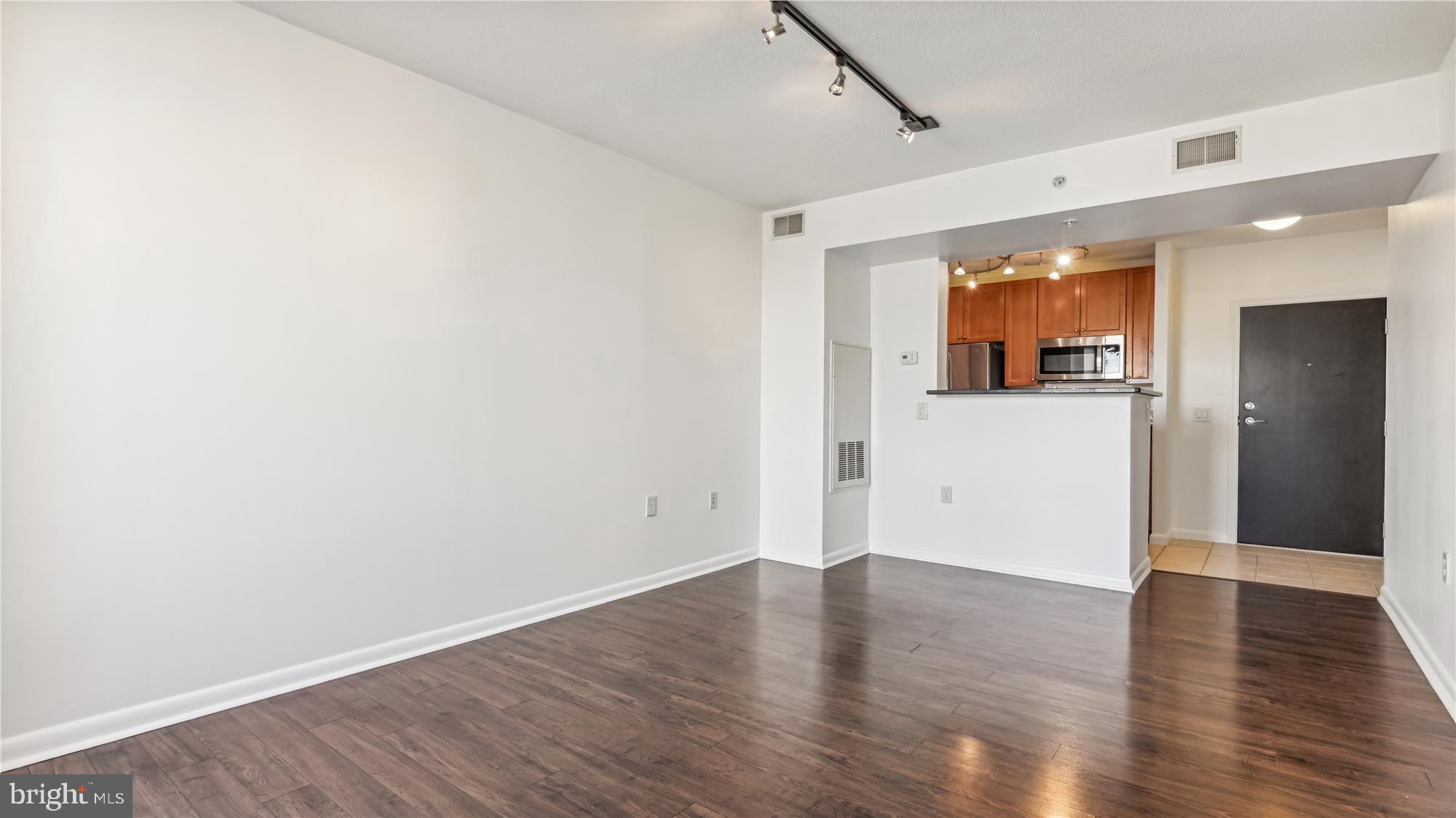 851 North Glebe Road, Unit 1016 Arlington, VA 22203 - Photo 7 of 41 Living Room