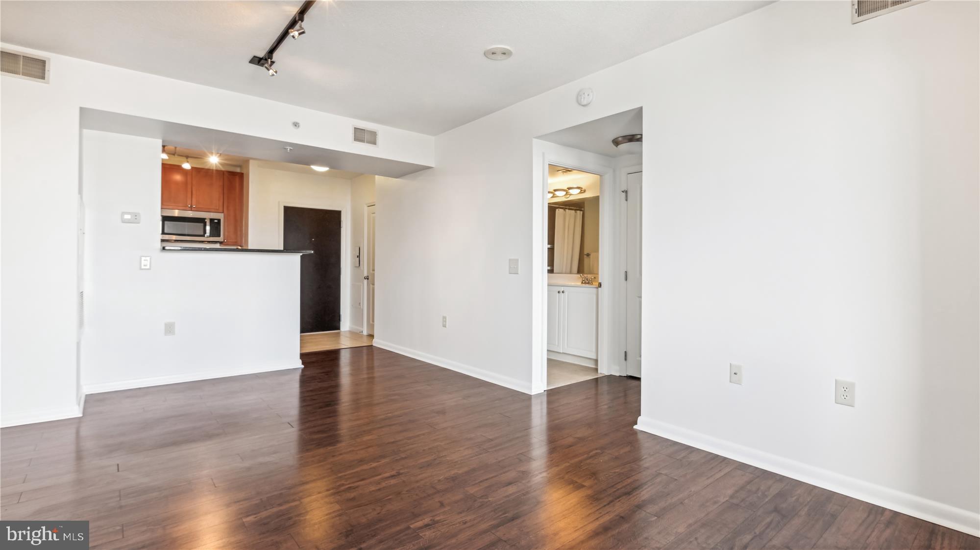 851 North Glebe Road, Unit 1016 Arlington, VA 22203 - Photo 8 of 41 Living Room