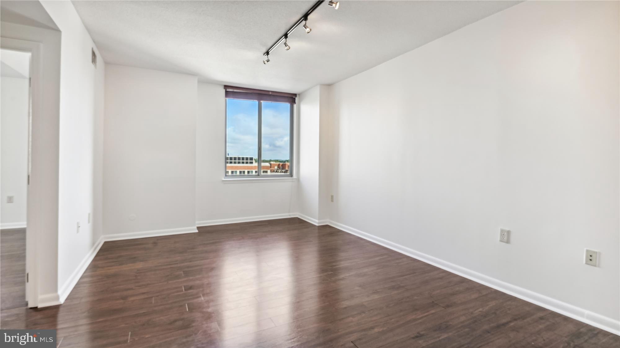 851 North Glebe Road, Unit 1016 Arlington, VA 22203 - Photo 9 of 41 Living Room