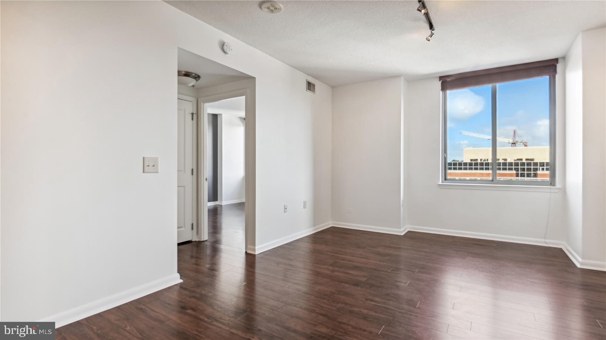 851 North Glebe Road, Unit 1016 Arlington, VA 22203 - Photo 10 of 41 Living Room