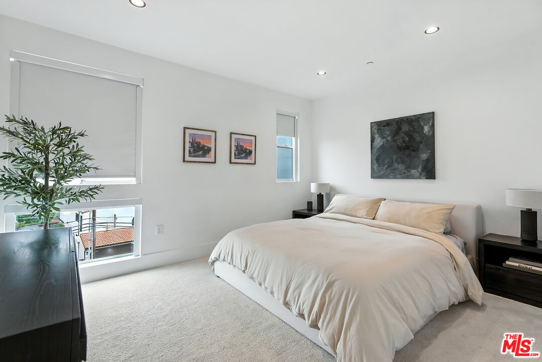 4211 Redwood Avenue, Unit 402 Los Angeles, CA 90066 - Photo 14 of 33 a bedroom with a bed and a potted plant
