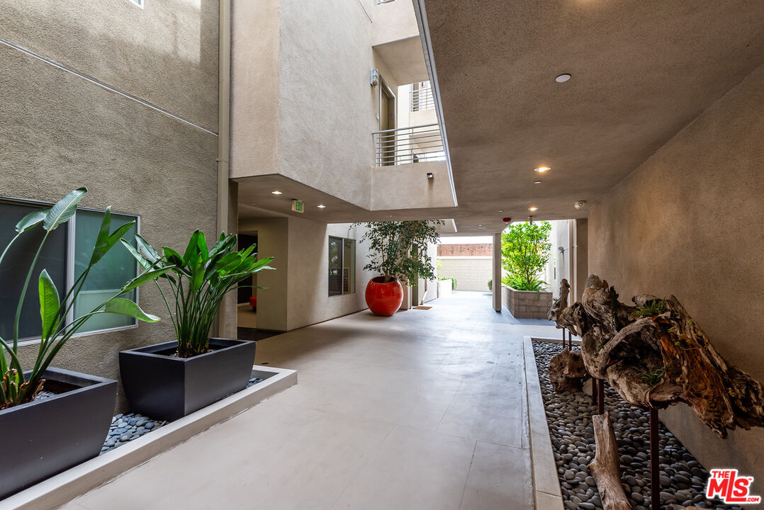 4211 Redwood Avenue, Unit 402 Los Angeles, CA 90066 - Photo 28 of 33 a vase of flowers sitting on a table