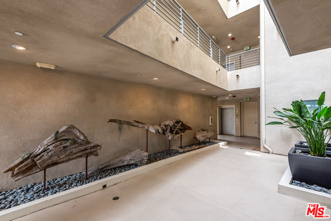 4211 Redwood Avenue, Unit 402 Los Angeles, CA 90066 - Photo 29 of 33 a view of a room with gym equipment