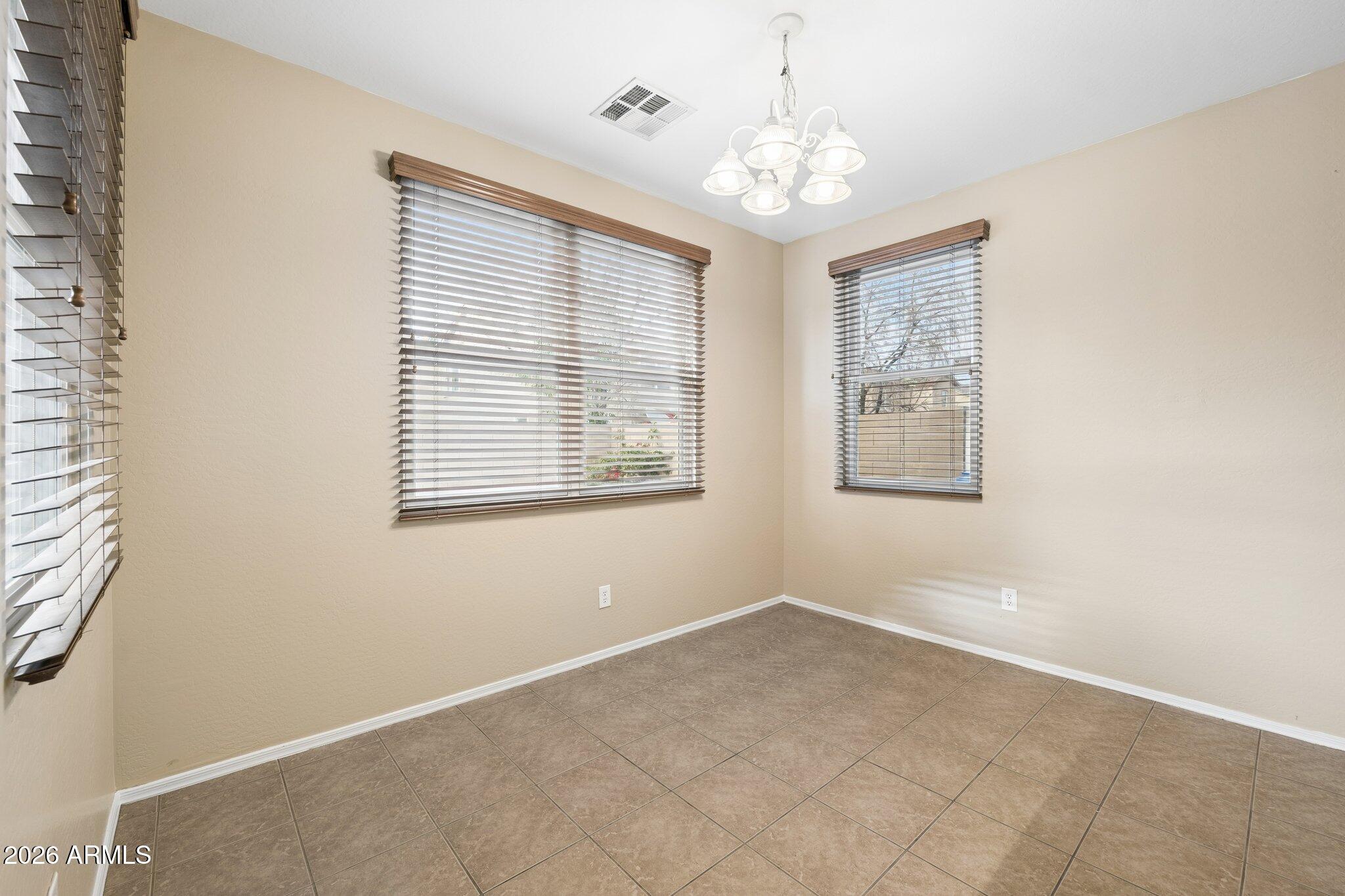 2226 East Fraktur Road Phoenix, AZ 85040 - Photo 29 of 68 Dining room