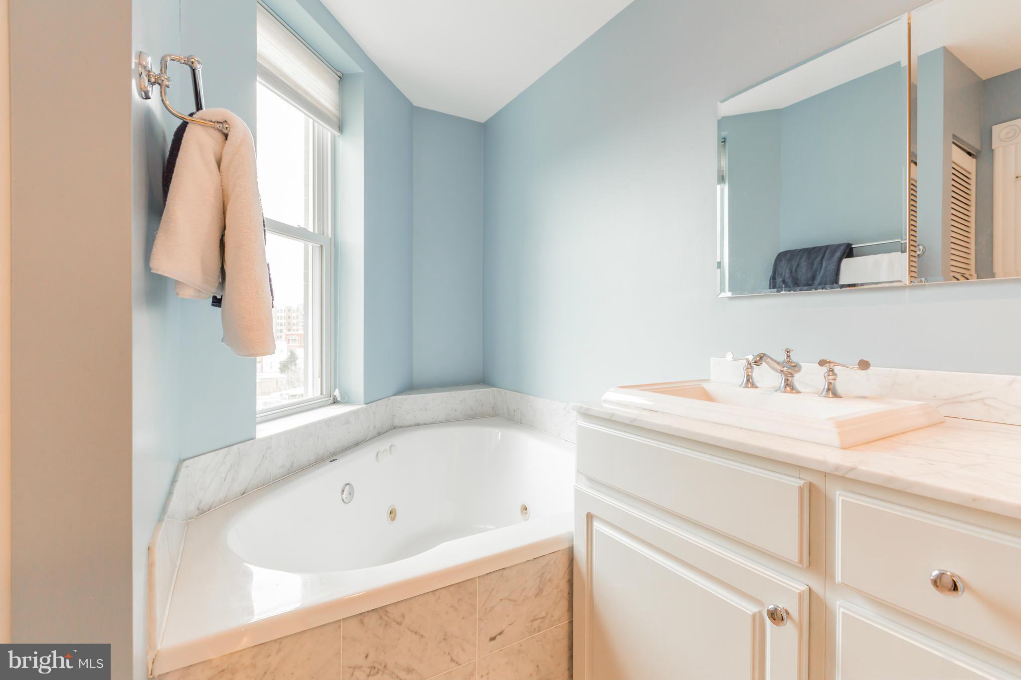 1423 R Street Northwest, Unit 404 Washington, DC 20009 - Photo 23 of 26 Bath (Master)