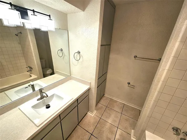 $1,600 | 3425 Republic Drive, Forest Hill, TX 76140
