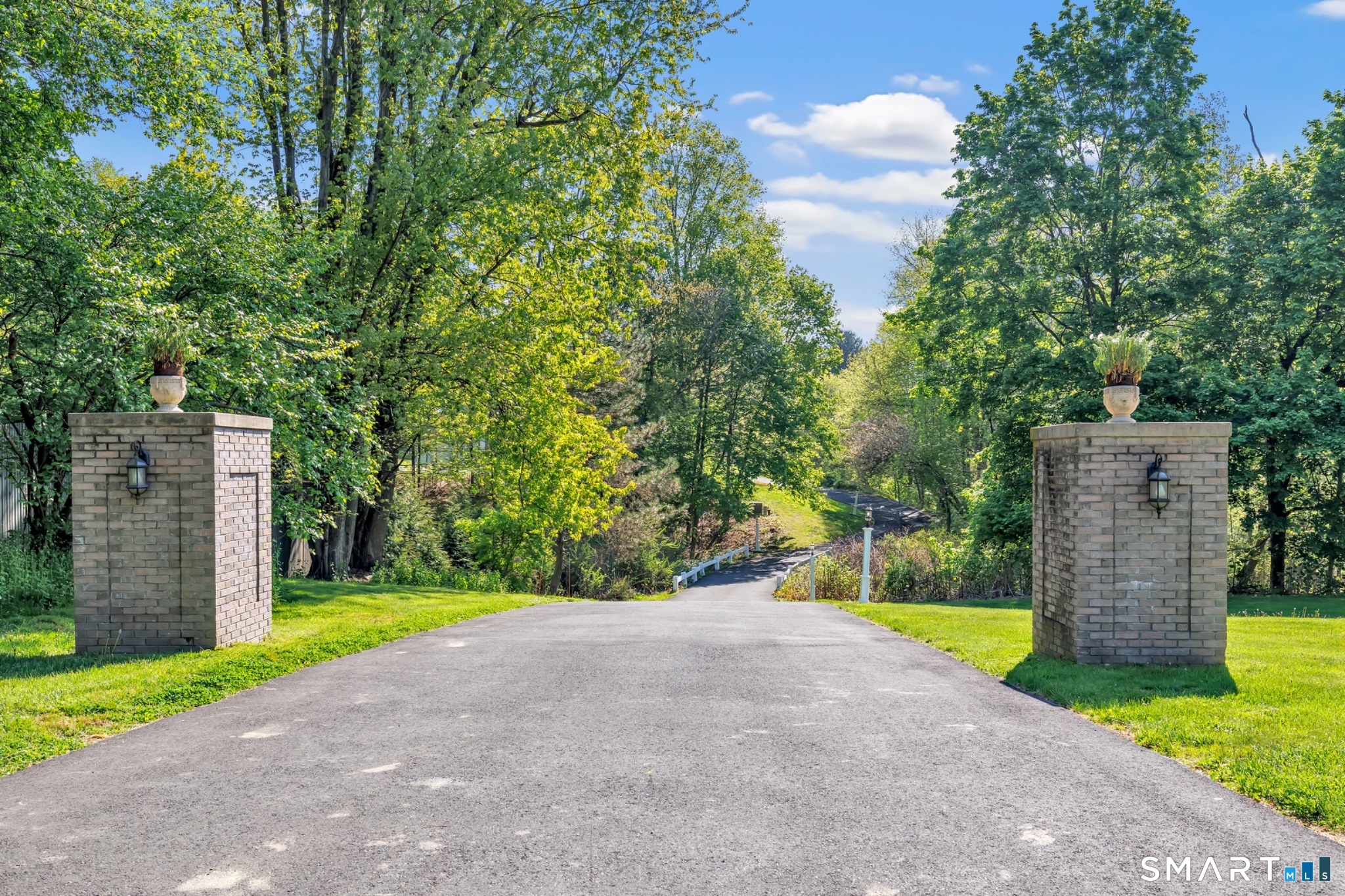 461 Amity Road Woodbridge, CT 06525 - Photo 6 of 40