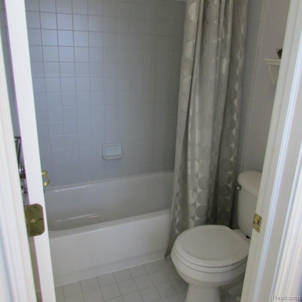 1563 Elcroft Court Rochester, MI 48307 - Photo 32 of 52 JACK & JILL SHOWER-TOILET.jpg